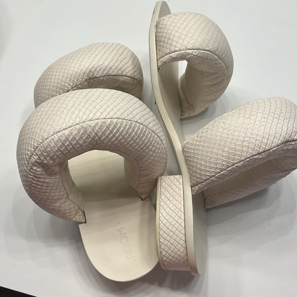 cult Gaia pillow  sandals - Picture 2 of 3